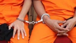 Foto Ilustrasi tersangka pelaku kejahatan diborgol oleh polisi.