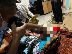 Foto jasad seorang guru yang gantung diri setelah diturunkan dari atas pohon.