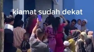 Foto tangkapan layar aksi joget dangdut di area Masjid yang baru-baru ini viral di medsos.