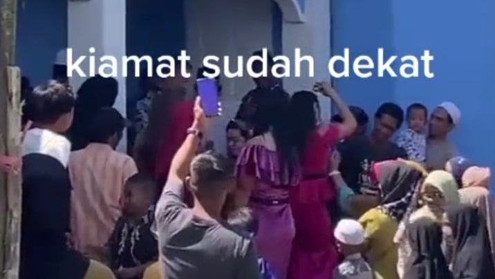 12_44_44_IMG_20230325_032743 Foto tangkapan layar aksi joget dangdut di area Masjid yang baru-baru ini viral di medsos.