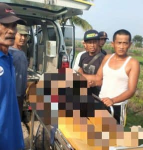 Foto Almarhum Warsim yang ditemukan telah meninggal dunia di sawahnya dibawa menggunakan ambulance.