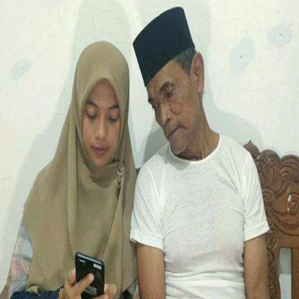 IMG-20230319-WA0045 Foto pasangan suami istri saat ditemui di rumahnya di Desa Jayasari, Kecamatan Langkaplancar, Kabupaten Pangandaran.