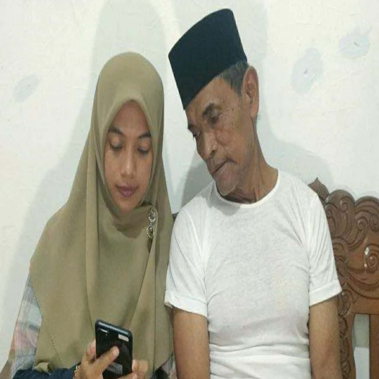 Foto pasangan suami istri saat ditemui di rumahnya di Desa Jayasari, Kecamatan Langkaplancar, Kabupaten Pangandaran.