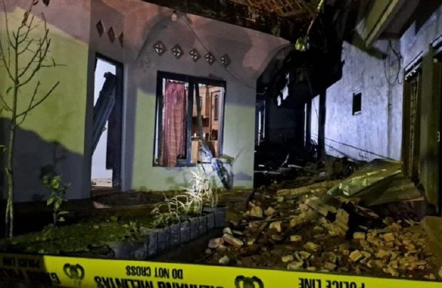 duar-ledakan-petasan-gegerkan-magelang-1-orang-tewas-3-terluka-nvl Foto lokasi ledakan petasan mengakibatkan 1 orang tewas, 3 terluka dan 11 rumah rusak. (dok: Sindonews.com)