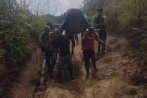 Foto seorang ibu hamil yang ditandu sejauh 80 km selama 17 jam yang akhirnya ibu dan bayinya meninggal dunia akibat pendarahan. (dok: iNews)