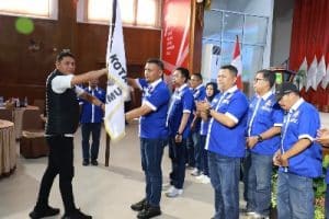 Foto : Said Effendi, S.E Ketua Umum Askot PSSI Dumai (baju biru) menerima bendera Pataka PSSI dari Ketua Umum Asprov PSSI Riau Edward Riansyah, S.E., M.M (rompi hitam).