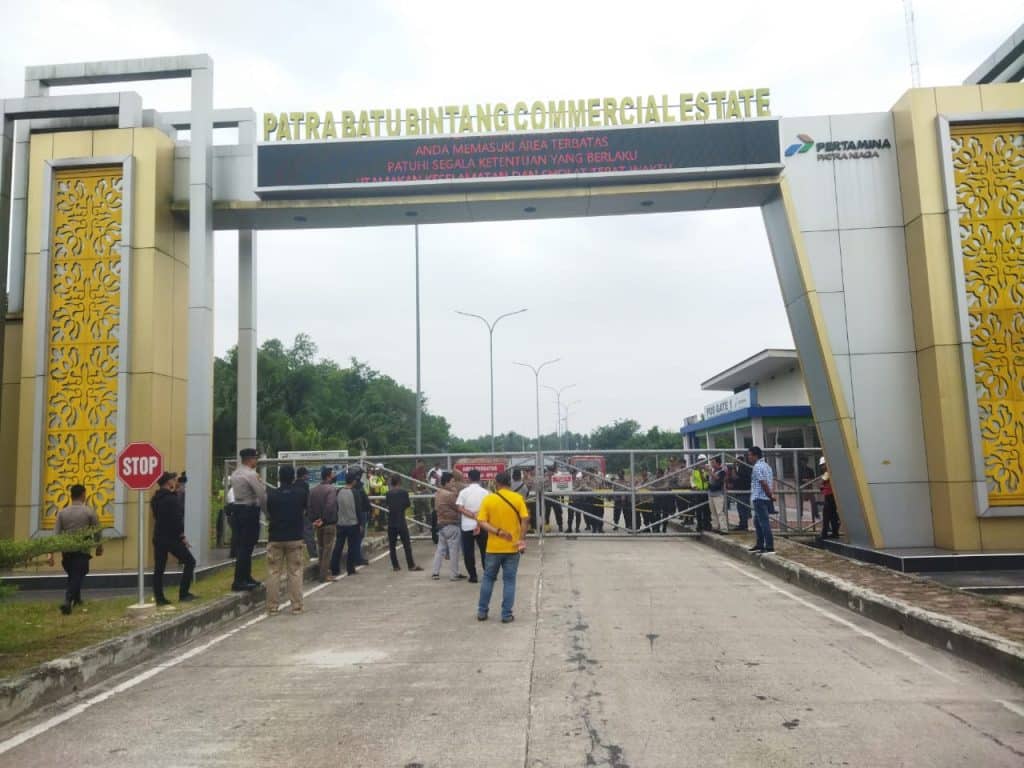 Foto : FAP Tekal Dumai melakukan aksi penyampaian pendapat di muka umum di depan pintu gerbang PT. Pertamina Patra Niaga.