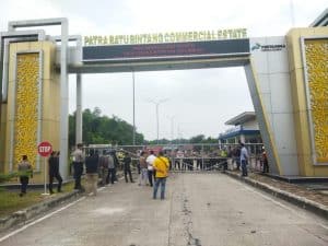 Foto : FAP Tekal Dumai melakukan aksi penyampaian pendapat di muka umum di depan pintu gerbang PT. Pertamina Patra Niaga.