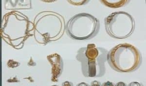 Foto : Perhiasan emas yang dicuri ART untuk dijadikan alat bukti oleh pihak Kepolisian. (Dok: cakaplah.com)