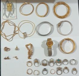 Foto : Perhiasan emas yang dicuri ART untuk dijadikan alat bukti oleh pihak Kepolisian. (Dok: cakaplah.com)