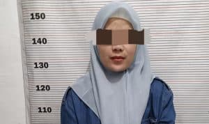 Foto : Oknum wanita pengelola Travel Umrah PT Musthafa Ary Tour yang diduga menipu calon jemaah.