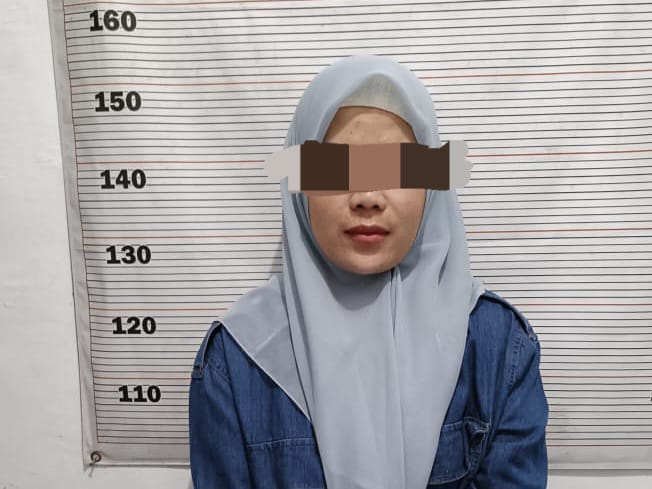 Foto : Oknum wanita pengelola Travel Umrah PT Musthafa Ary Tour yang diduga menipu calon jemaah.