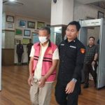 Foto : Salah satu oknum tersangka Debitur Kredit Fiktif Rp7,9 Miliar di Bank BUMN saat ditahan Kejari Pekanbaru.