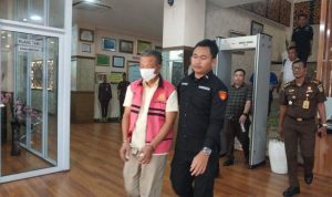 Foto : Salah satu oknum tersangka Debitur Kredit Fiktif Rp7,9 Miliar di Bank BUMN saat ditahan Kejari Pekanbaru.