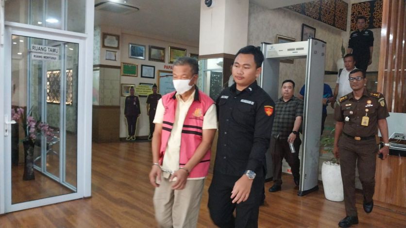 Foto : Salah satu oknum tersangka Debitur Kredit Fiktif Rp7,9 Miliar di Bank BUMN saat ditahan Kejari Pekanbaru.