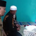 Foto : Ketum Forum Komunikasi Bantuan Polisi Pamong Praja Nusantara (FKBPPPN) Fadlun Abdillah saat melayat ke rumah almarhum Eko Destiyanto.