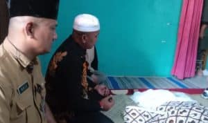Foto : Ketum Forum Komunikasi Bantuan Polisi Pamong Praja Nusantara (FKBPPPN) Fadlun Abdillah saat melayat ke rumah almarhum Eko Destiyanto.