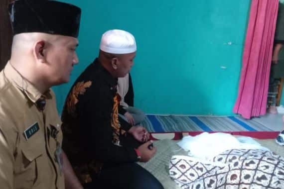 Foto : Ketum Forum Komunikasi Bantuan Polisi Pamong Praja Nusantara (FKBPPPN) Fadlun Abdillah saat melayat ke rumah almarhum Eko Destiyanto.