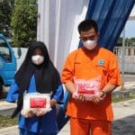 Foto : Dua pelaku penyelundupan 297 gram sabu yang dikemas dalam empat bungkus makanan ringan yang diamankan petugas Bandara Sultan Syarif Kasim (SSK) II, Pekanbaru.