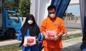 Foto : Dua pelaku penyelundupan 297 gram sabu yang dikemas dalam empat bungkus makanan ringan yang diamankan petugas Bandara Sultan Syarif Kasim (SSK) II, Pekanbaru.