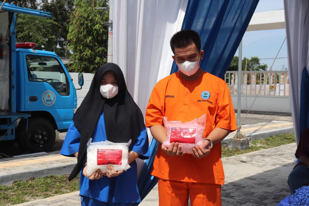 Foto : Dua pelaku penyelundupan 297 gram sabu yang dikemas dalam empat bungkus makanan ringan yang diamankan petugas Bandara Sultan Syarif Kasim (SSK) II, Pekanbaru.