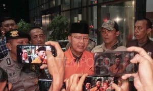 Foto : Mantan Gubernur Bengkulu Rohidin Mersyah saat memberikan keterangan di Gedung Merah Putih, KPK.