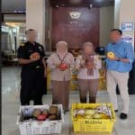 Foto : Petugas Bea Cukai Tembilahan sedang menunjukkan buah mangga impor ilegal yang berhasil ditangkap di Inhil.