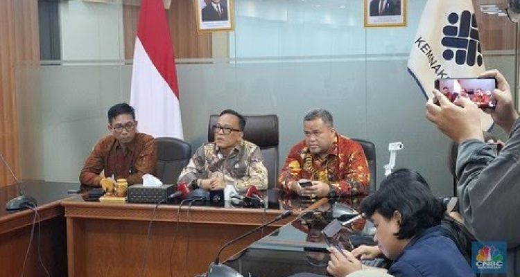 Foto : Wakil Menteri Ketenagakerjaan (Wamenaker) Immanuel Ebenezer Gerungan, saat Konferensi Pers.