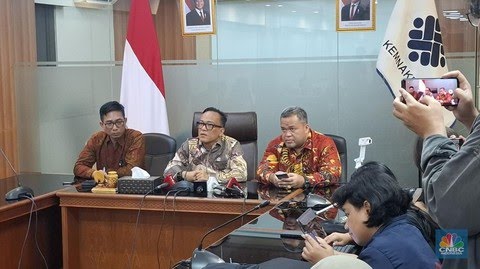 Foto : Wakil Menteri Ketenagakerjaan (Wamenaker) Immanuel Ebenezer Gerungan, saat Konferensi Pers.